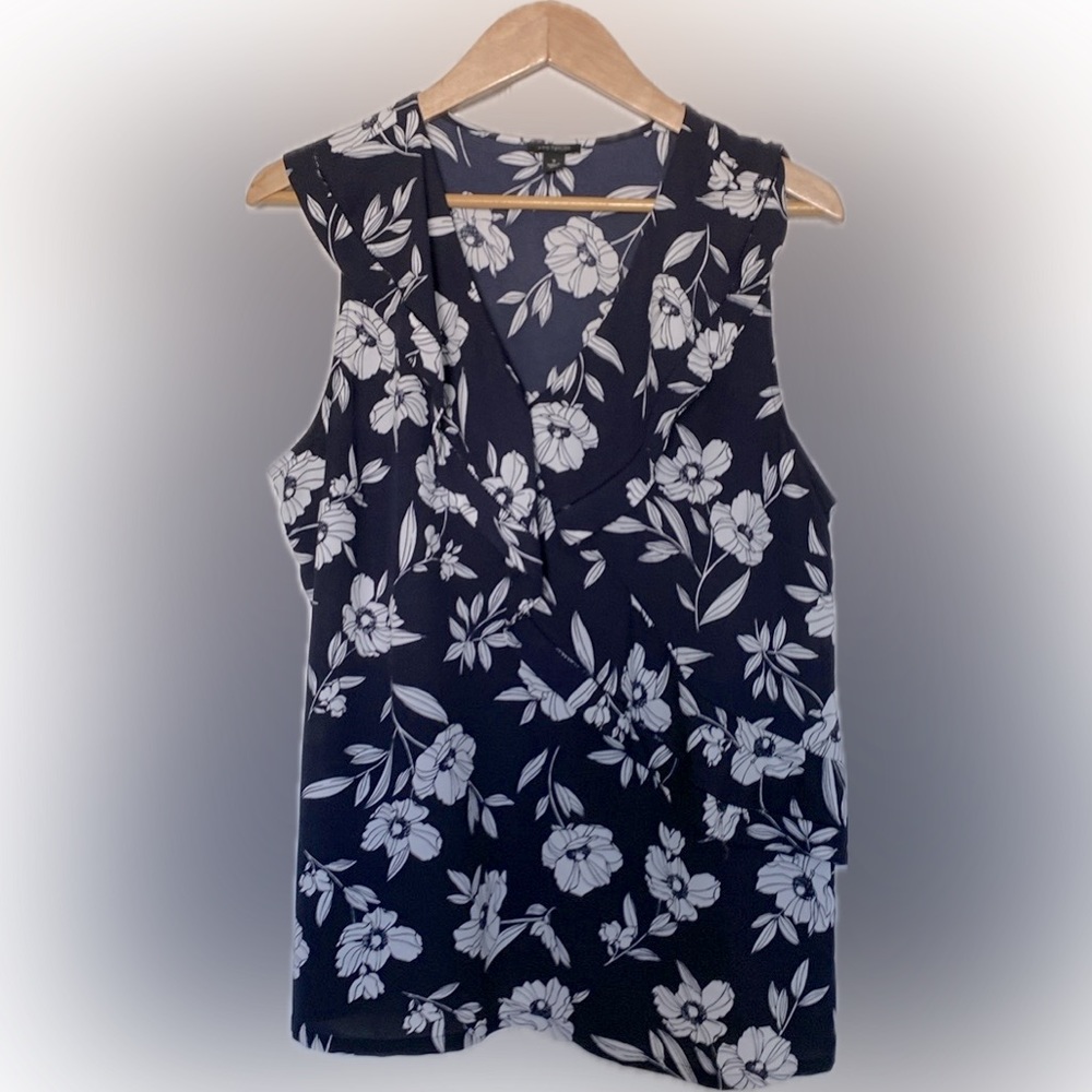 Ann Taylor. Size 16 Sleeveless Blouse with Pretty Ruffled Neckline. Navy/White.
